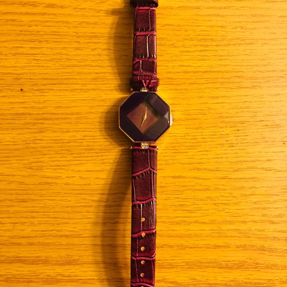 Purple elegant watch - Picture 3 of 4